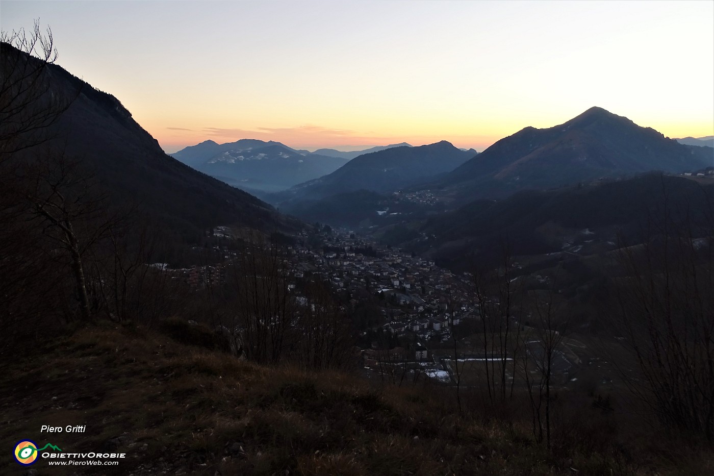 69 Ultimo tramonto del 2018 sulla Val Serina dal Monte Castello.JPG